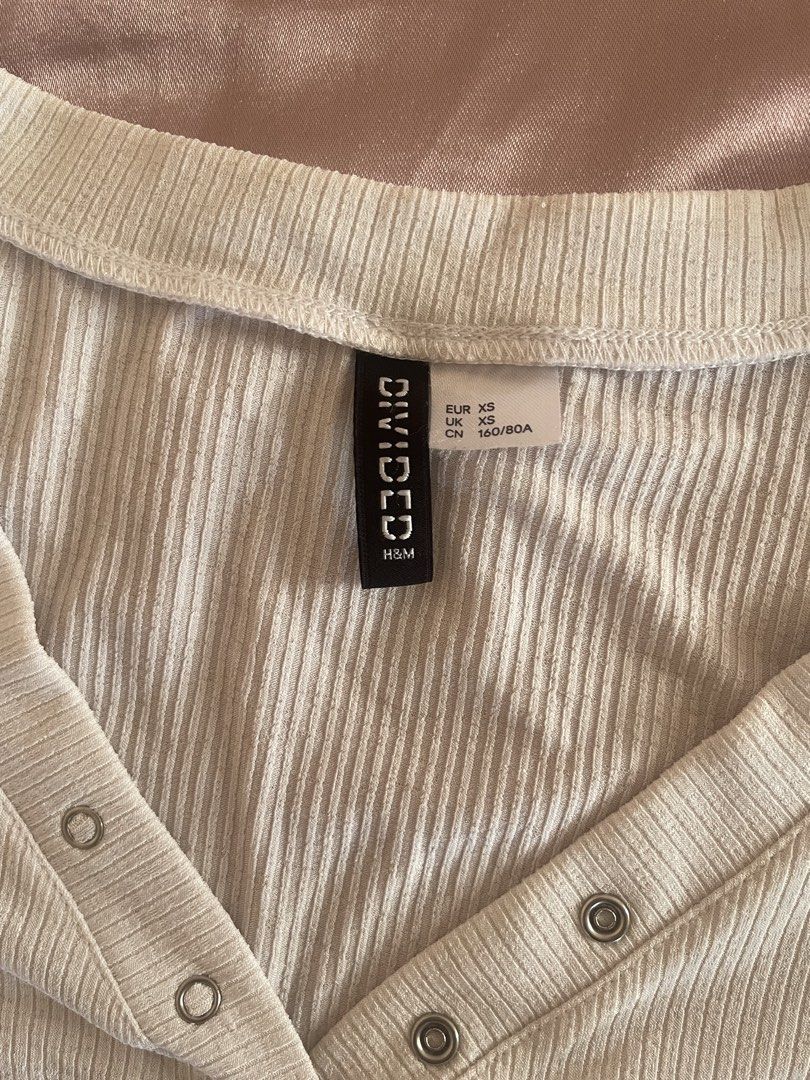 H&M Divided White Ribbed Crop Top XS (Category: Sleeveless) located in Manila. Submitted by lovedbymidge (Listing ID 1468868711, Image 2). Description: 🩷 for xs-s girlies (worn twice, in good condition) 🚚 lalamove or grab express (sf shouldered by the buyer!).