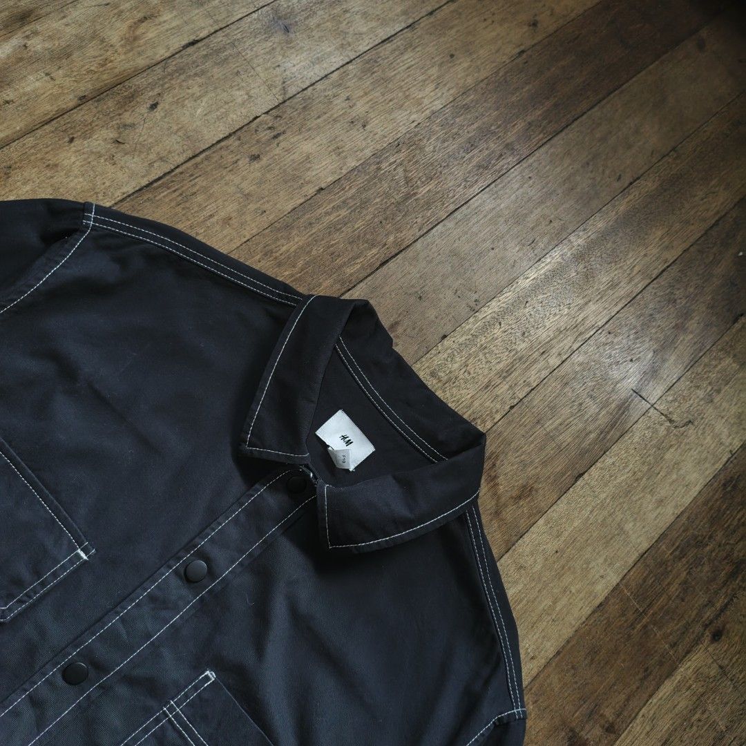 H&M DOUBLE POCKET LONG SLEEVE BUTTON DOWN (Category: Coats, Jackets and Outerwear) located in Cebu City. Submitted by looterofthe_dead05 (Listing ID 1468870355, Image 2). Description: Width×Length: 24.5×28 ‎Size: Large on tag can fit XLARGE ‎Color rate: 9.7/10 ‎Issue: None ‎Color may vary due to lighting ‎This item is thrifted ‎Please manage your expectations ‎Washed weady to wear ‎Excellent Condition ‎Ship Nationwide ‎Price+sf ‎MOP(GCASH) ‎LOC: 