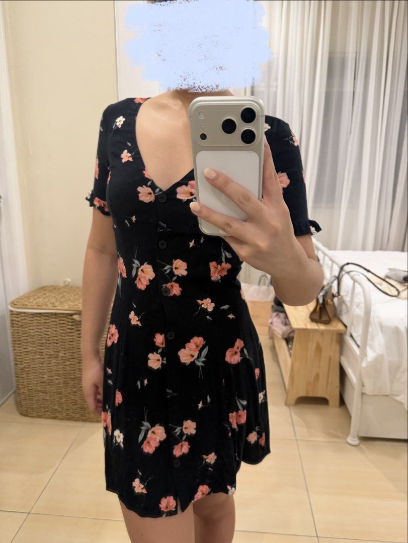 H&M floral dress (Category: Dresses) located in Las Pinas. Submitted by pascual.drea (Listing ID 1468847113, Image 2). Description: H&M floral mini dress Used 3x.