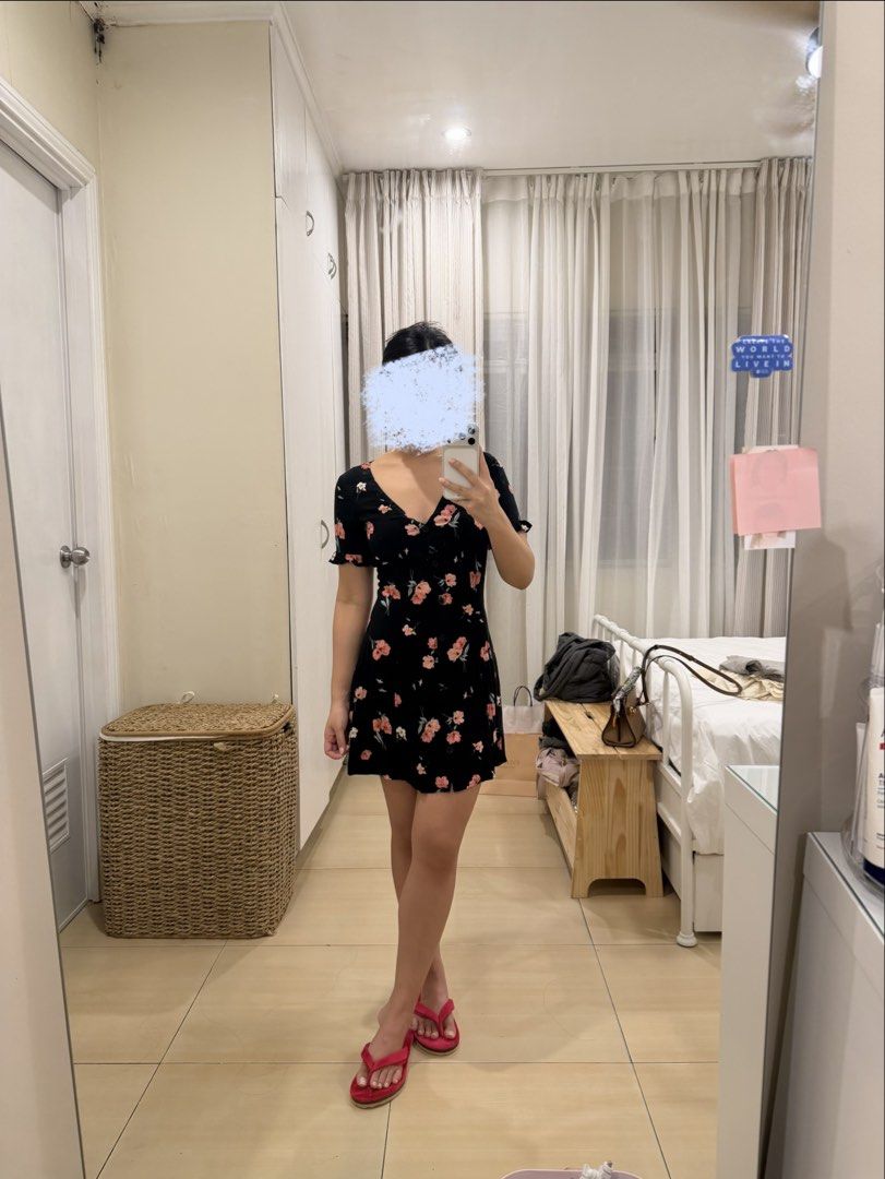 H&M floral dress (Category: Dresses) located in Las Pinas. Submitted by pascual.drea (Listing ID 1468847113, Image 1). Description: H&M floral mini dress Used 3x.