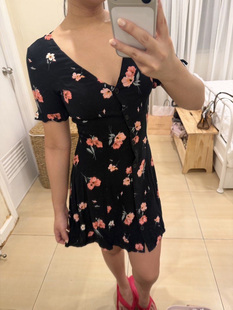 H&M floral dress (Category: Dresses) located in Las Pinas. Submitted by pascual.drea (Listing ID 1468847113, Image 3). Description: H&M floral mini dress Used 3x.