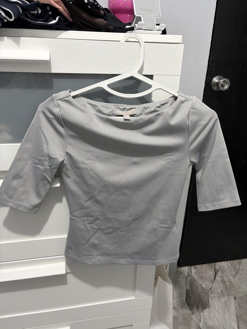 H&M Grey Boat Neck Top (Category: Blouses) located in Bulacan. Submitted by lenggayy (Listing ID 1468801877, Image 1). Description: - Brand: H&M - Color: Grey - Neckline: Boat neck - Sleeves: Half sleeves - Fit: Slim fit - Fabric: Smooth and stretchy - Details: Clean hem at waist and sleeves - Styling: Easy to match with jeans or skirts.