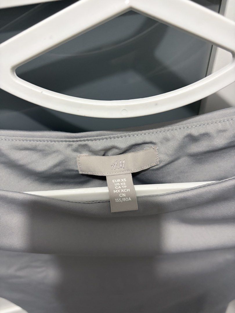 H&M Grey Boat Neck Top (Category: Blouses) located in Bulacan. Submitted by lenggayy (Listing ID 1468801877, Image 2). Description: - Brand: H&M - Color: Grey - Neckline: Boat neck - Sleeves: Half sleeves - Fit: Slim fit - Fabric: Smooth and stretchy - Details: Clean hem at waist and sleeves - Styling: Easy to match with jeans or skirts.
