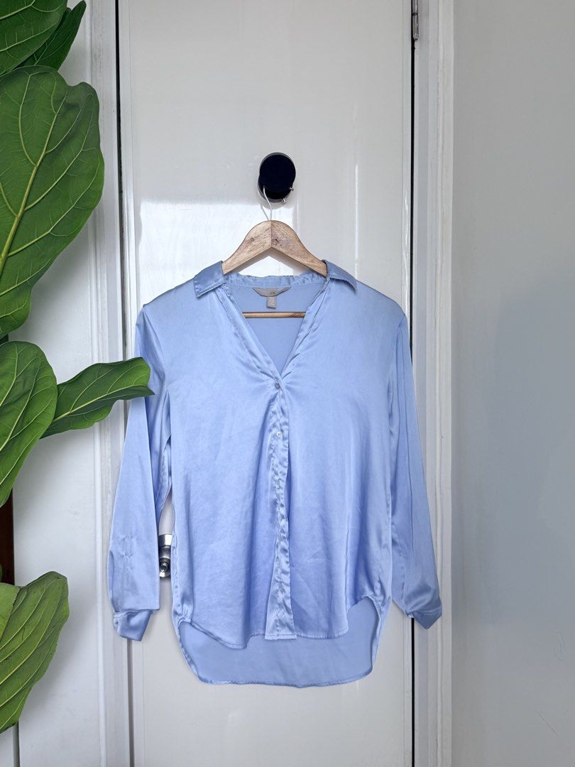 H&M Light Blue Satin Blouse Size XS (Category: Blouses) located in Quezon City. Submitted by ynnapenyaranda (Listing ID 1468870358, Image 1). Description: - Brand: H&M - Item: Light blue satin blouse - Size: XS - Features: V-neck collar, long sleeves with button cuffs, curved high-low hem - Finish: Smooth and shiny - Condition: Great, clean with no flaws.