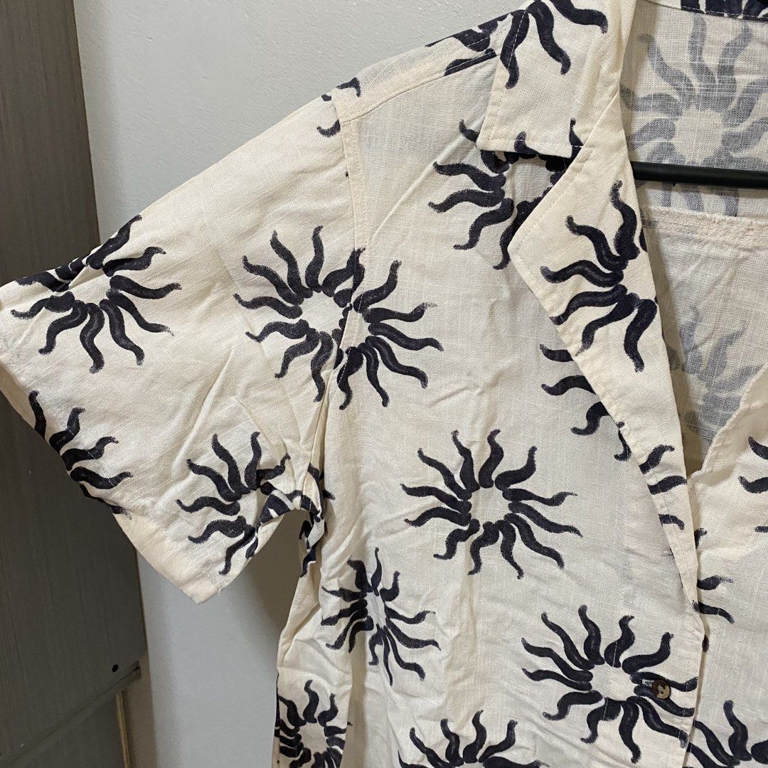 H&M Linen sun printed polo blouse size Medium (Category: Blouses) located in Mabalacat. Submitted by thickandthrifty (Listing ID 1468905699, Image 3). Description: 📌Brand new without tag (nawash na po pero never pa nasuot/nagamit) 📌Bought in H&M USA 📌Medium on tag (can fit up to Large) 📌original prce bought $9.99 (₱600+) 📌no when worn photos 📌pm for more details.