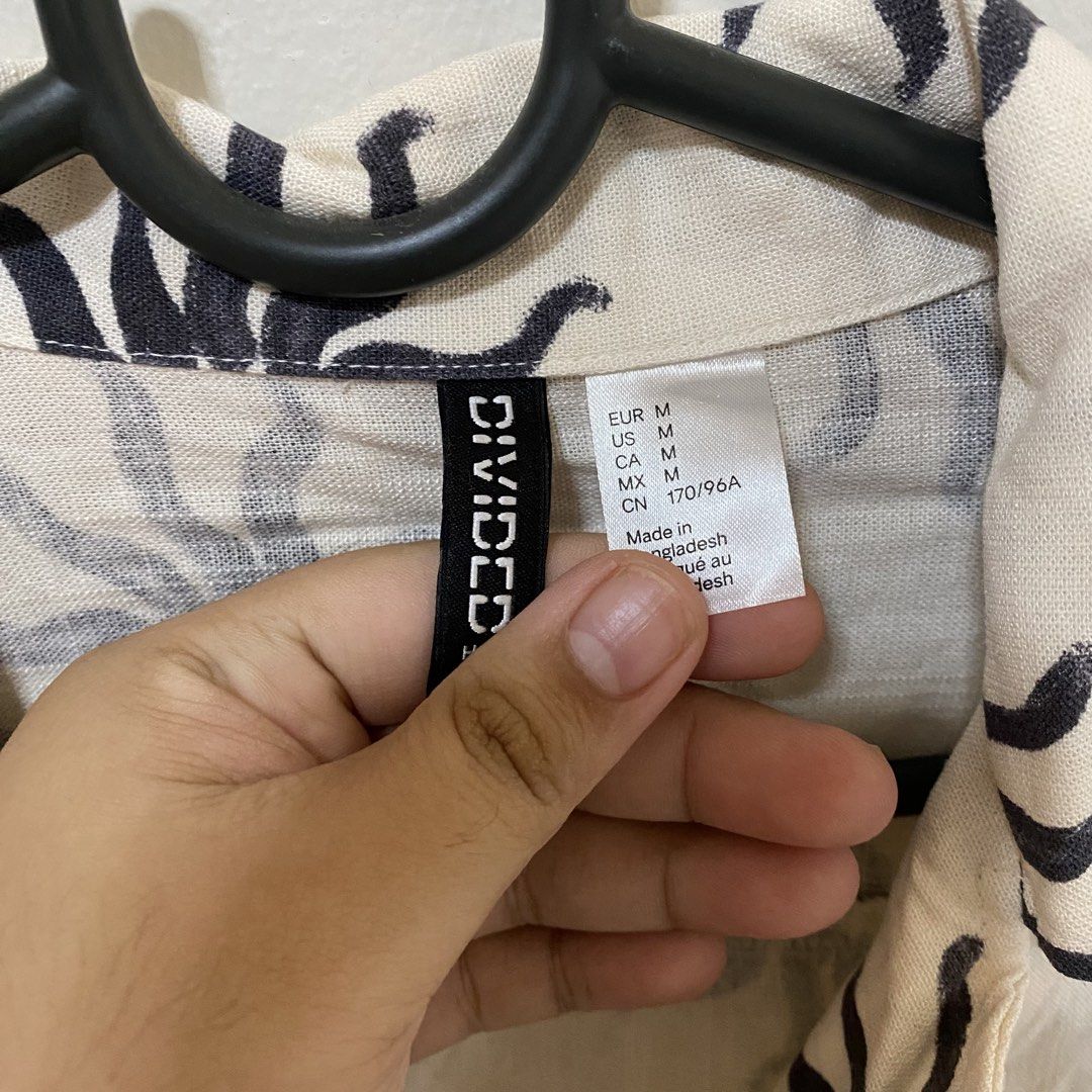 H&M Linen sun printed polo blouse size Medium (Category: Blouses) located in Mabalacat. Submitted by thickandthrifty (Listing ID 1468905699, Image 2). Description: 📌Brand new without tag (nawash na po pero never pa nasuot/nagamit) 📌Bought in H&M USA 📌Medium on tag (can fit up to Large) 📌original prce bought $9.99 (₱600+) 📌no when worn photos 📌pm for more details.