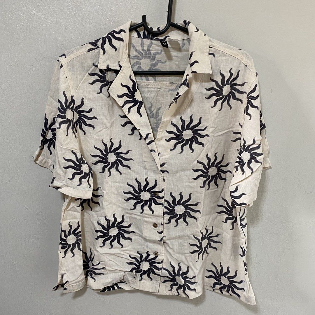 H&M Linen sun printed polo blouse size Medium (Category: Blouses) located in Mabalacat. Submitted by thickandthrifty (Listing ID 1468905699, Image 1). Description: 📌Brand new without tag (nawash na po pero never pa nasuot/nagamit) 📌Bought in H&M USA 📌Medium on tag (can fit up to Large) 📌original prce bought $9.99 (₱600+) 📌no when worn photos 📌pm for more details.