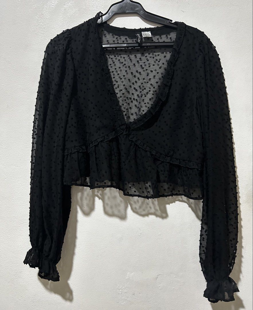 H&M Long Sleeve Tops (Category: Longsleeves) located in Makati City. Submitted by escaipade (Listing ID 1468806770, Image 3). Description: - never worn, in good condition - all were bought for more than 700+ pesos - rfs: too big (for reference: 60 kg, 5’3) - 450 each .