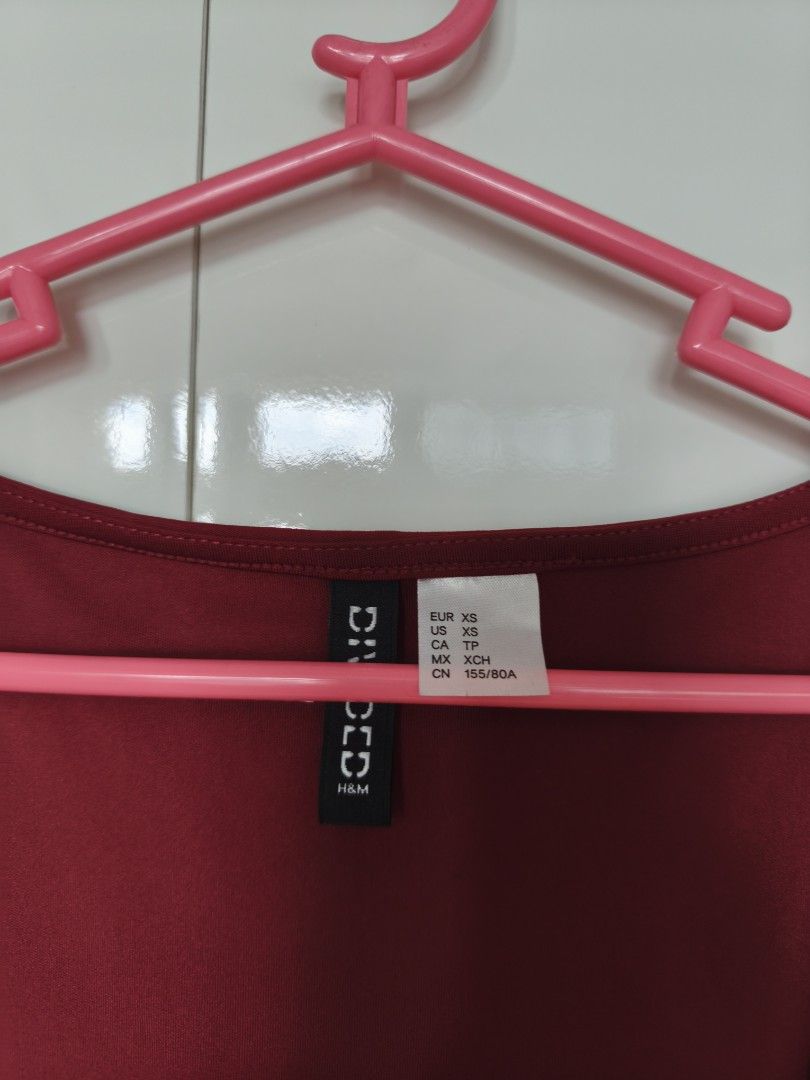 H&M Maroon Sleeveless Top (Category: Sleeveless) located in Manila. Submitted by smilefashion08 (Listing ID 1468716688, Image 2). Description: Original H&M.