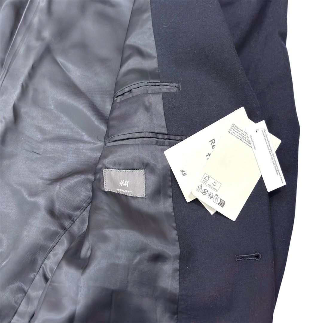 H&M MENS REGULAR FIT WOOL BLEND SUIT BLAZER (Category: Coats, Jackets and Outerwear) located in Pasig City. Submitted by realversion_apparel (Listing ID 1468781036, Image 3). Description: CONDITION: BRAND NEW WITH TAGS SIZE: MEDIUM COLOR: NAVY MOP: - MAYA - GCASH COURIER: - LALAMOVE FOR SAME DAY DELIVERY - J&T FOR OUTSIDE MM NOTE: COLOR MAY VARY DUE TO LIGHTING MEASUREMENTS LENGTH: 29 WIDTH: 21 1/2 SLEEVE: 24 3/4 SHOULDER: 18 1/4 PRICE: 2990.