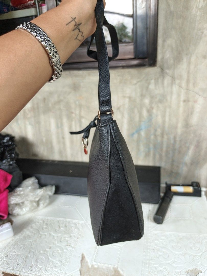 H&M sling bag (Category: Cross-body Bags) located in Quezon, Isabela. Submitted by ukay-ukaybylyn (Listing ID 1468724343, Image 3). Description: small size issue neto madumi sa loob kasya phone.