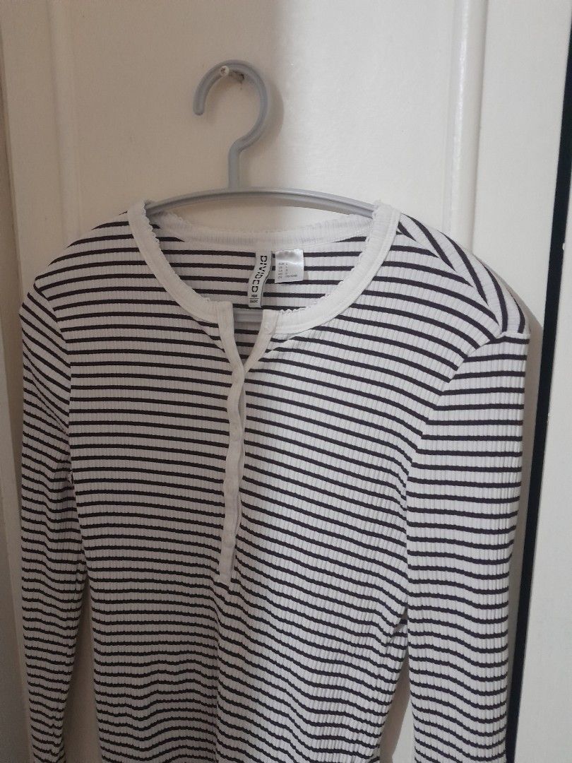 H&M stripes longsleeves (Category: Longsleeves) located in Quezon City. Submitted by warmturtle.ba931b (Listing ID 1468776944, Image 3). Description: H&M Striped Long-Sleeve Blouse ✨ Authentic H&M long-sleeve blouse 🤍 White with thin black horizontal stripes 🖤 Classic, timeless design; easy to mix and match 📏 Size L 🌸 Like-new condition 🫧 Clean and freshly washed 💖 Well-kept and well-maintained 👖 Perfect to pair with jeans, trousers, skirt