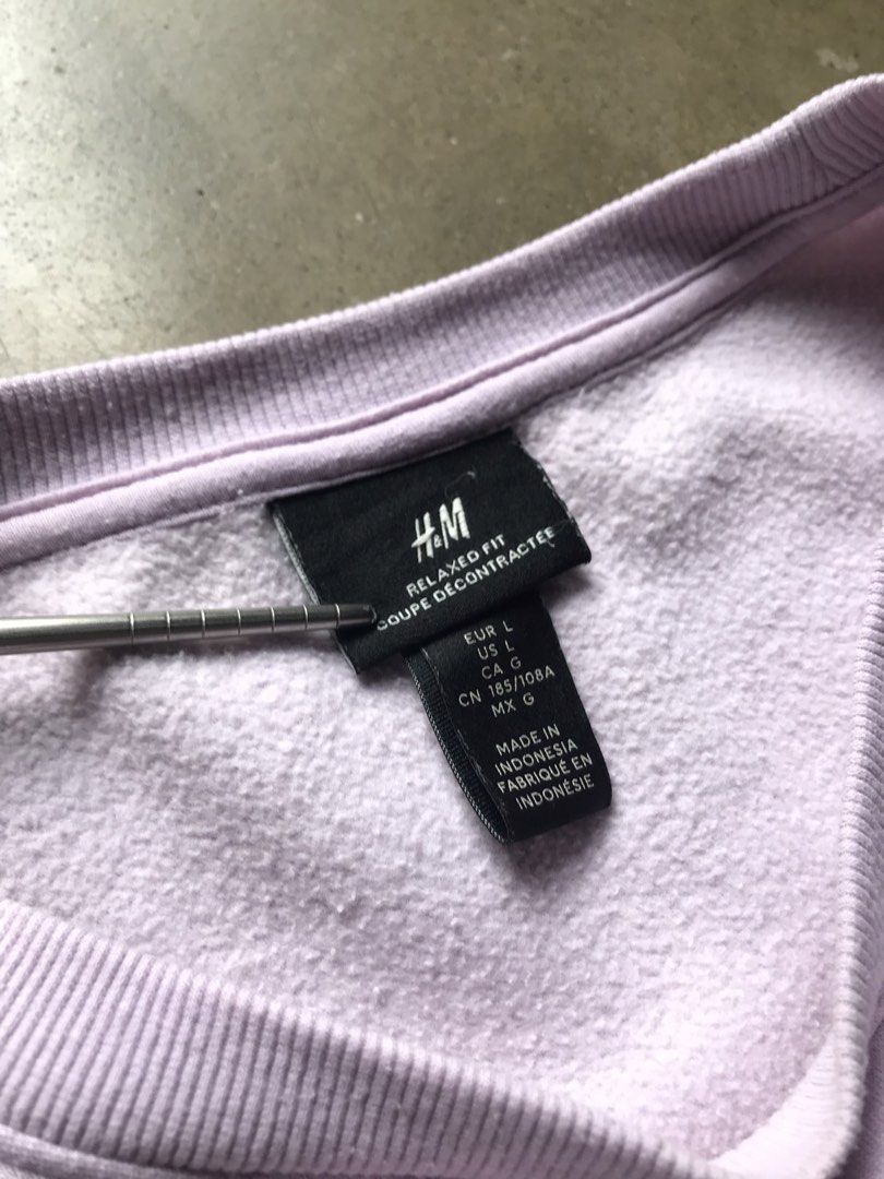 H&M Sweatshirt (Category: Hoodies) located in Cabanatuan. Submitted by offtherack.studio (Listing ID 1468859232, Image 2). Description: Excellent Condition Length: 26.5 Width: 26.5.