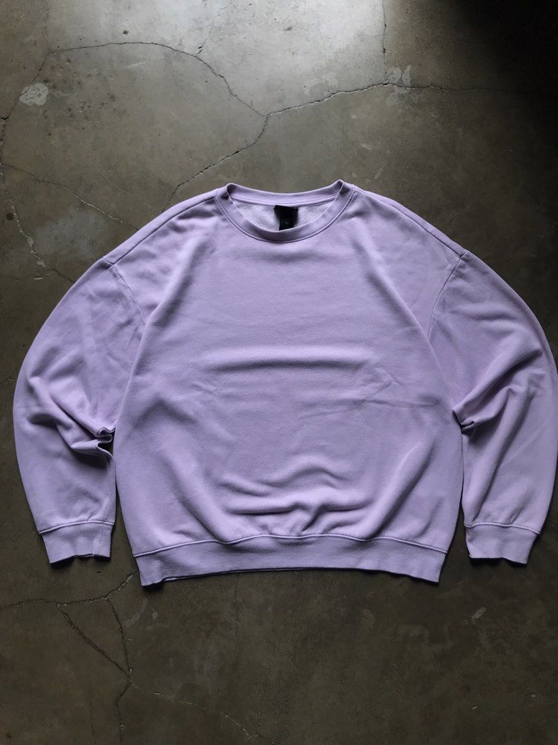 H&M Sweatshirt (Category: Hoodies) located in Cabanatuan. Submitted by offtherack.studio (Listing ID 1468859232, Image 1). Description: Excellent Condition Length: 26.5 Width: 26.5.