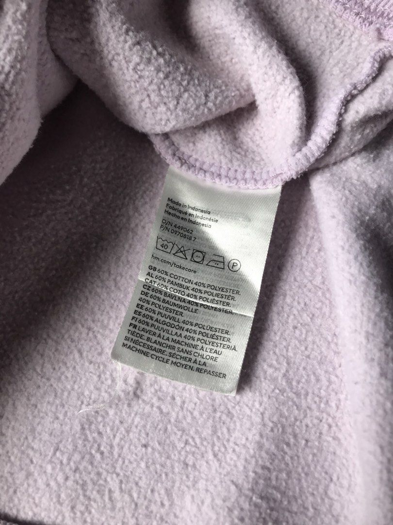 H&M Sweatshirt (Category: Hoodies) located in Cabanatuan. Submitted by offtherack.studio (Listing ID 1468859232, Image 3). Description: Excellent Condition Length: 26.5 Width: 26.5.
