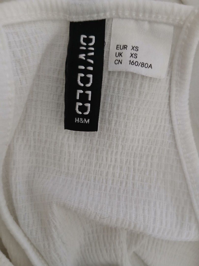 H&M tops (Category: Longsleeves) located in Manila. Submitted by freedog_c9a74d (Listing ID 1468739619, Image 3). Description: H&M white tops.size small.