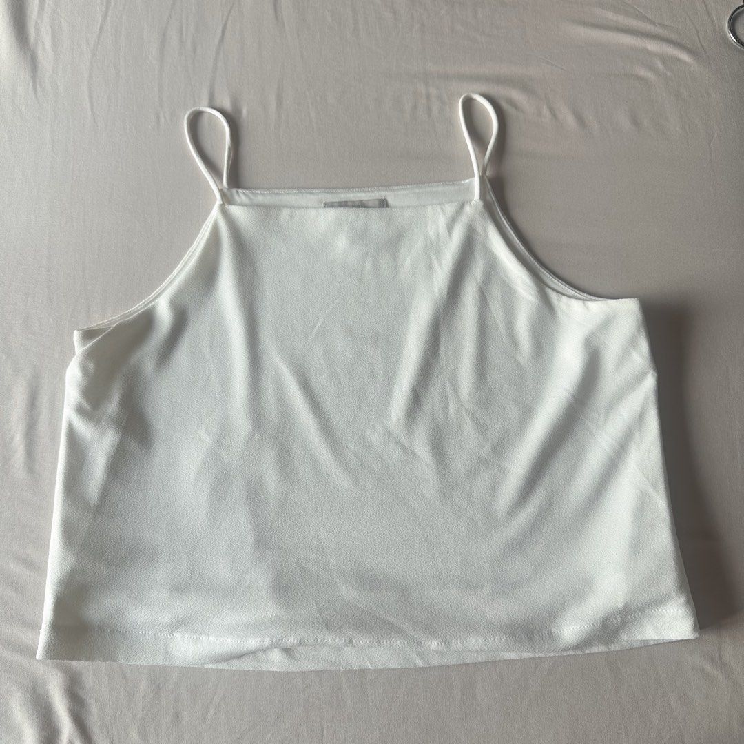 H&M White Halter Flowy Top (Category: Blouses) located in San Juan City. Submitted by keep.it.clean (Listing ID 1468820703, Image 1). Description: In perfect condition Flowy and light fabric.