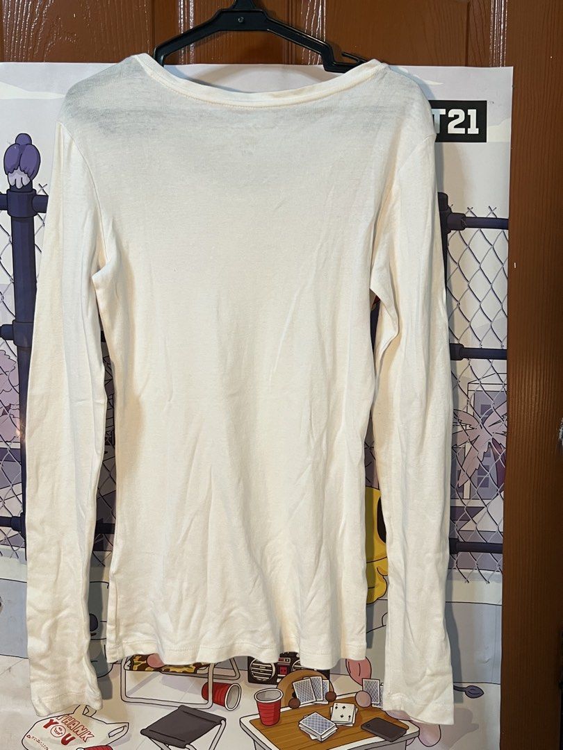 H&M White Long Sleeve Top (Category: Longsleeves) located in Marikina City. Submitted by yssacee (Listing ID 1468914106, Image 2). Description: - Brand: H&M - Size: S - Material: Organic cotton with soft stretch - Perfect for: Layering or wearing on its own - not tight fit anymore, a little loose for size mentioned - shipping from lower Antipolo Rizal - pm for more pics.
