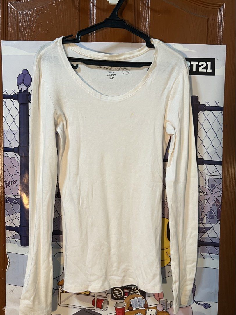 H&M White Long Sleeve Top (Category: Longsleeves) located in Marikina City. Submitted by yssacee (Listing ID 1468914106, Image 1). Description: - Brand: H&M - Size: S - Material: Organic cotton with soft stretch - Perfect for: Layering or wearing on its own - not tight fit anymore, a little loose for size mentioned - shipping from lower Antipolo Rizal - pm for more pics.