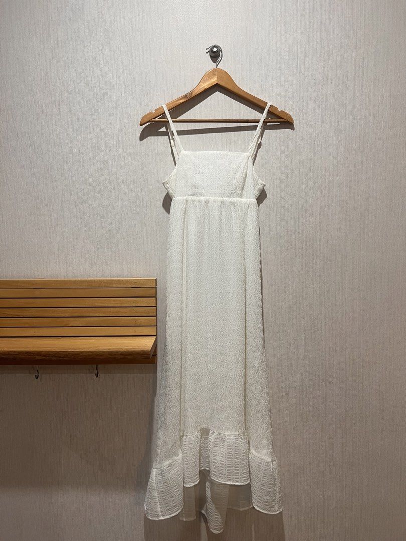 H&M White Maxi Ruffle Hem Dress (Category: Dresses) located in Manila. Submitted by preloved_items122 (Listing ID 1468793980, Image 1). Description: .