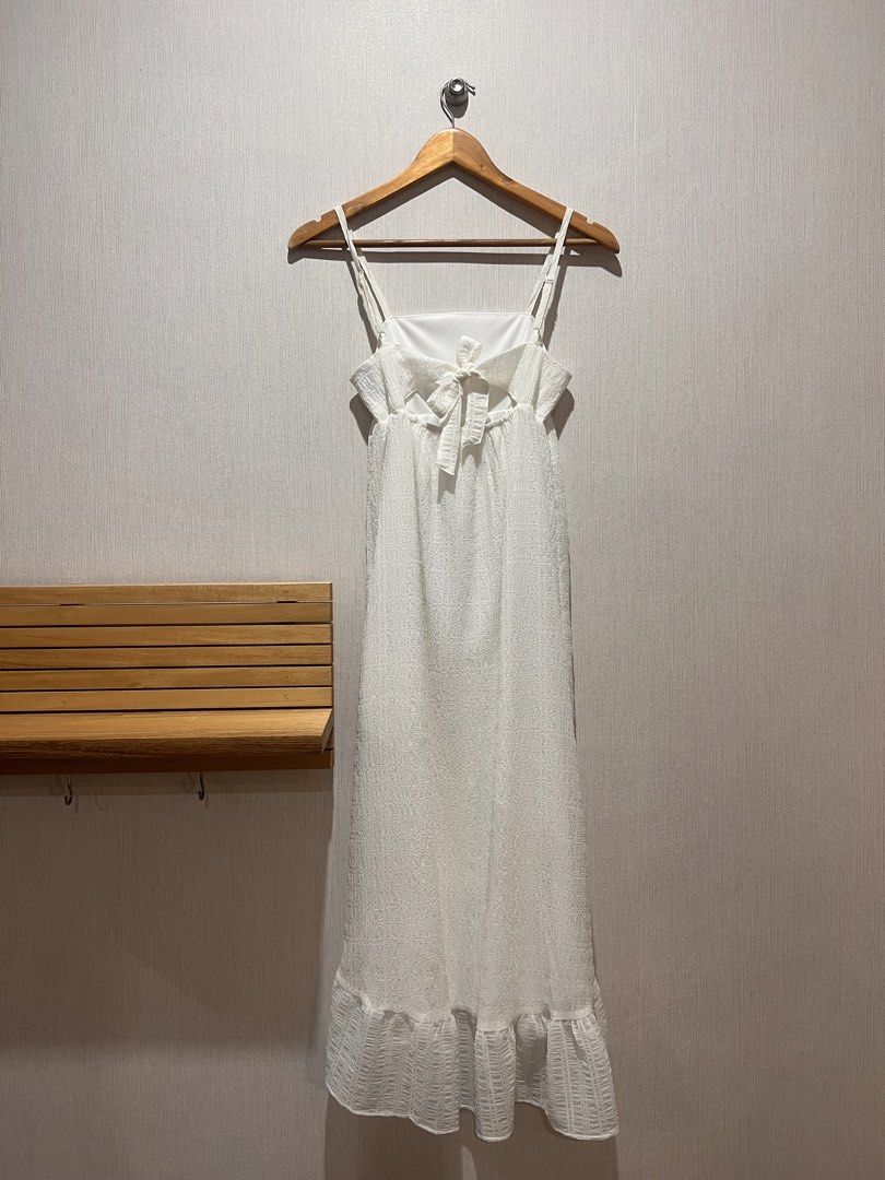 H&M White Maxi Ruffle Hem Dress (Category: Dresses) located in Manila. Submitted by preloved_items122 (Listing ID 1468793980, Image 2). Description: .