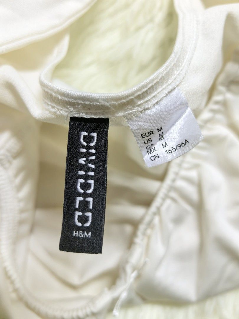 H&M White Ruched Crop Top Bundle (Category: Sleeveless) located in Tacloban City. Submitted by thead.declutters (Listing ID 1468808748, Image 2). Description: - Brand: H&M DIVIDED - Quantity: Set of 2 - Details: Square neckline, ruched bust, cute center bow, thick shoulder straps - Material: Super stretchy and comfortable fabric - Styling: Perfect to pair with high-waisted denim or skirts - Condition: Great wardrobe basics.