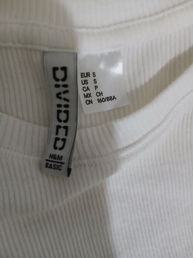 H&M white shirt (Category: Blouses) located in Manila. Submitted by freedog_c9a74d (Listing ID 1468734430, Image 2). Description: origjnal H&M white shirt.size small.