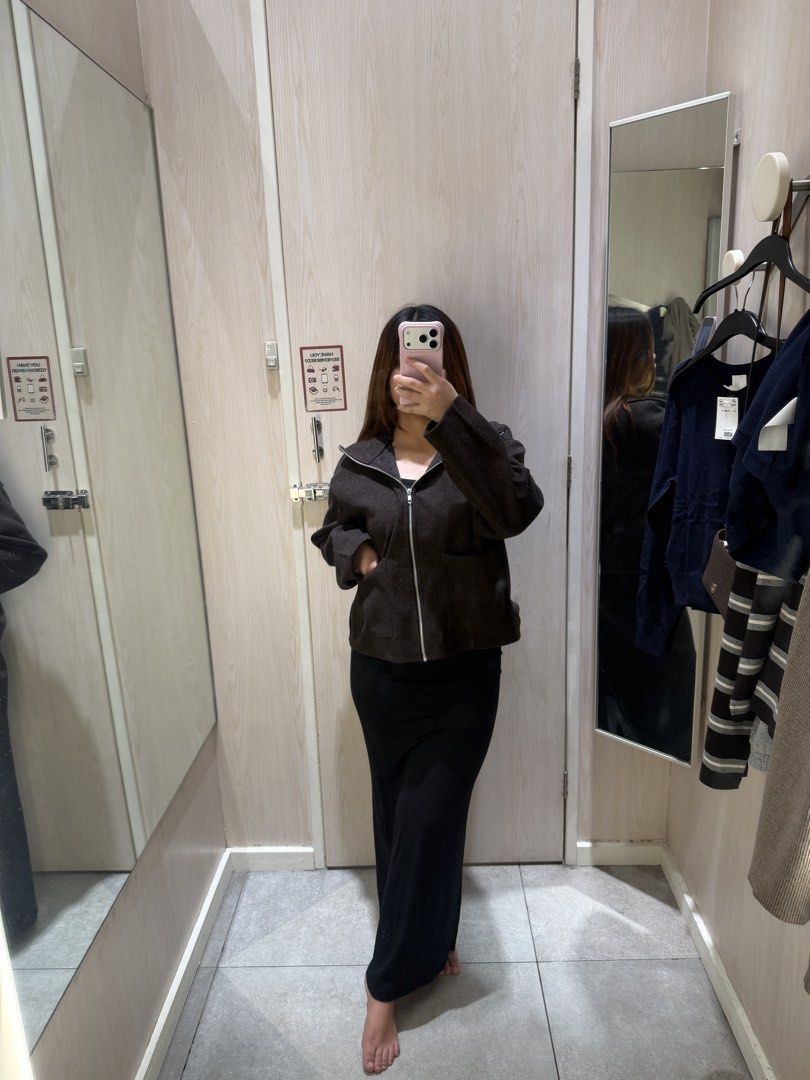 H&M Zip Through Sweater Jacket (Category: Coats, Jackets and Outerwear) located in Malolos. Submitted by aericartt (Listing ID 1468718380, Image 1). Description: With tag! never worn 🤍 A bit oversized, kasya po sa med frame Bought for 1k.
