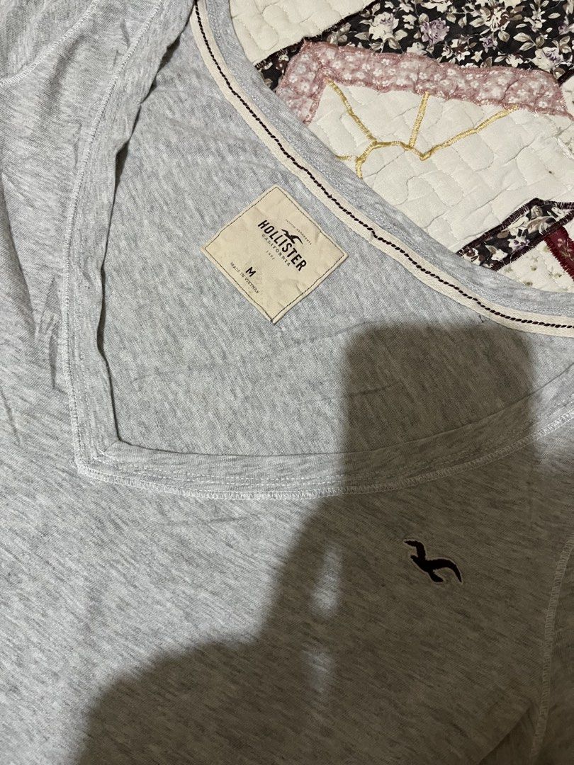 hollister vneck tee (Category: Shirts) located in Pagadian. Submitted by primserenity (Listing ID 1468872649, Image 2). Description: flaw: pinhole, armpit stain.