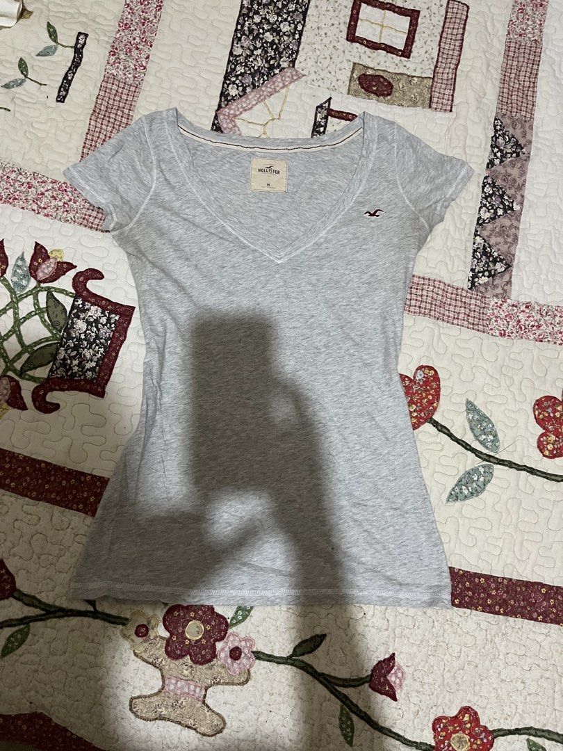 hollister vneck tee (Category: Shirts) located in Pagadian. Submitted by primserenity (Listing ID 1468872649, Image 1). Description: flaw: pinhole, armpit stain.