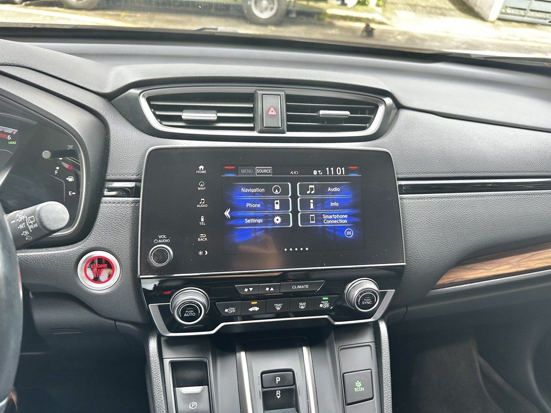 Honda CR-V Sensing Auto (Category: Used Cars) located in Muntinlupa City. Submitted by secondhandlove12345 (Listing ID 1468600140, Image 2). Description: FOR SALE | 2022 Honda CR‑V S Diesel 9AT Honda Sensing* • First Owner • Platinum White Pearl (premium color) • 7-Seater • Mileage: 35,170 km *Honda-maintained* • All PMS and servicing only done at Honda • Complete PMS receipts and service booklet available • Battery health record available • No o