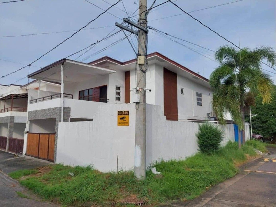 House For Rent BF Homes Paranaque (Category: House & Lot) located in Paranaque City. Submitted by arselieclamor (Listing ID 1468804853, Image 1). Description: ✨ PRIME 4BR HOUSE FOR RENT – Just an 8-Min Walk to Southville International School! ✨ Looking for a secure, spacious, and energy-efficient home in Las Piñas? This beautiful property sits in a quiet, exclusive community perfect for families and professionals. 📍 Premium Location: • Super Clo