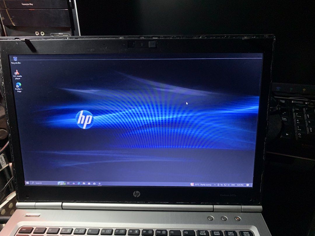 HP EliteBook 8470p (Category: Laptops & Notebooks) located in Malabon City. Submitted by raranretro (Listing ID 1468808431, Image 3). Description: May isang line sa taas ng screen but in good working condition need nakasaksak pag gagamitin nasa pictures ang specs.