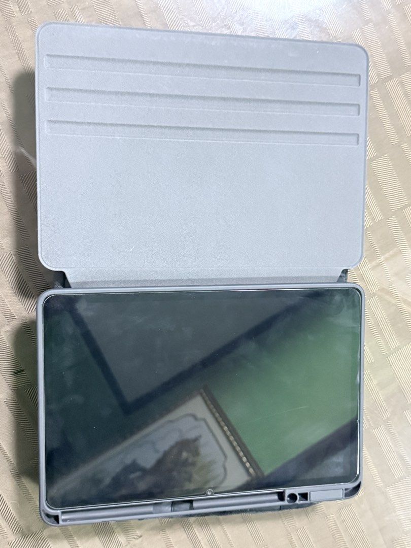 Huawei Matepad SE 11 (Category: Android) located in Manila. Submitted by sedddd.04 (Listing ID 1468909443, Image 3). Description: I’m selling my Huawei MatePad SE 11: ✔️ No scratches ✔️ Used only for studying/reviewing and watching movies ✔️ Good as new — excellent condition ✔️ Purchased on September 12, 2025 ✔️ Complete with box and original charger ⚠️ Note: Only the screen protector has a crack — the actual screen is perfectly fine! 🤩 💰 Price