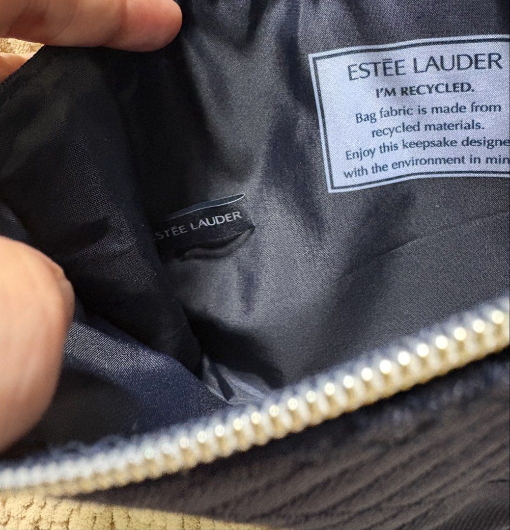 Imported Estee Lauder Pouch (Category: Purses & Pouches) located in Quezon City. Submitted by heartshop.ph (Listing ID 1468763310, Image 3). Description: .
