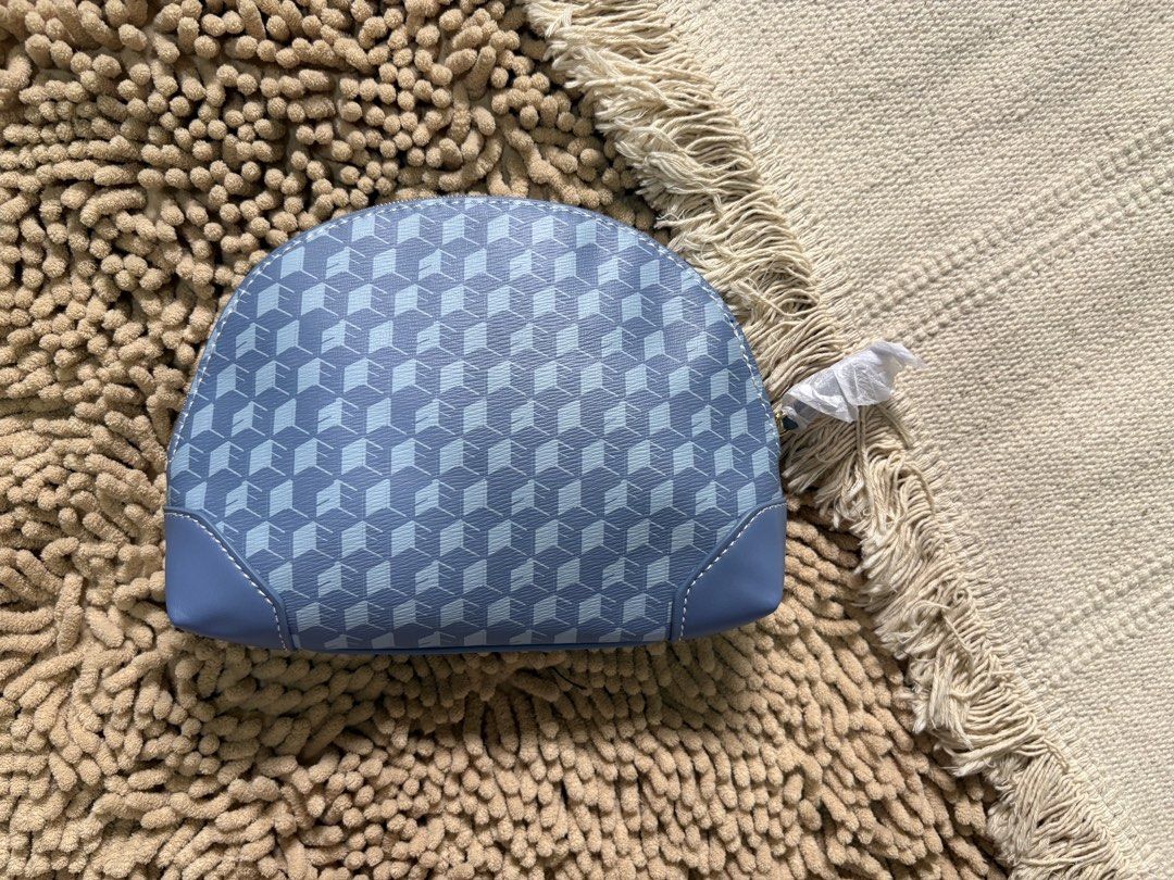 Imported Estee Lauder Travel Pouch (Category: Purses & Pouches) located in Quezon City. Submitted by heartshop.ph (Listing ID 1468763761, Image 2). Description: .