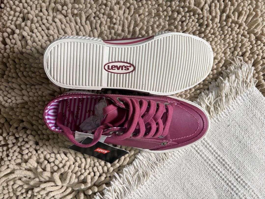 Imported Levis Sneakers Shoes Leather (Category: Sneakers) located in Quezon City. Submitted by heartshop.ph (Listing ID 1468779001, Image 2). Description: Super PRETTY nito! Original Levis Leather Suppose to be seller’s Wrong size pasalubong from korea Best Fit size 5.5 to 6 womens 23CM Euro 36 US 5 .