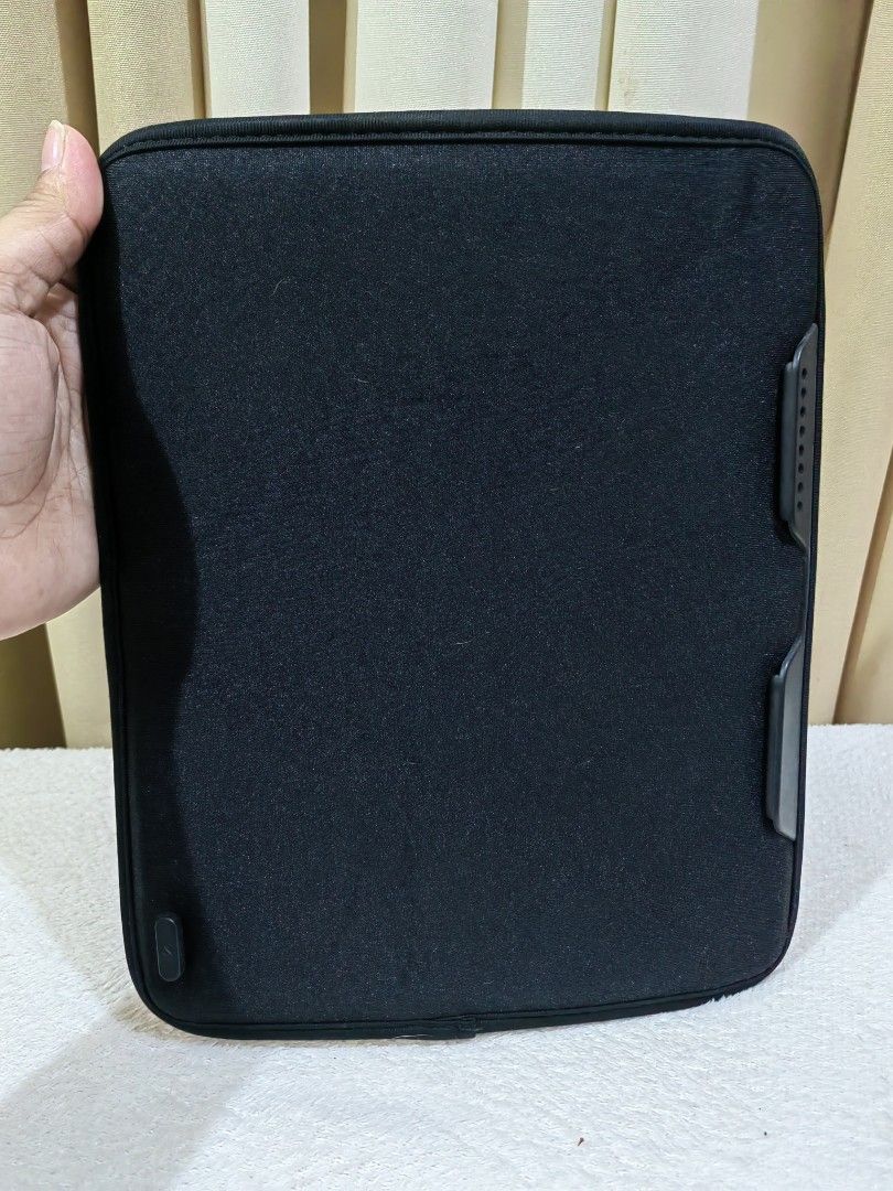 Incase Black tablet Sleeve (Category: Laptop Bags & Sleeves) located in Makati City. Submitted by prelovedtreatedwithlove (Listing ID 1468881666, Image 3). Description: - Authentic Incase tablet sleeve - Soft white plush interior lining prevents scratches and keeps your device safe - Condition: Excellent / Well-maintained - 10x8 inches.