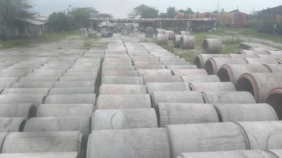 Industrial Concrete Drainage Pipes (Category: Construction & Building Materials) located in Caloocan City. Submitted by rommelvila16862 (Listing ID 1468764092, Image 3). Description: - Heavy-duty concrete pipes ideal for construction and drainage projects - Brand new and unused, stored directly at the yard - Massive bulk inventory ready for immediate transport or pickup - Multiple sizes available to suit your project needs - PM us for specific si