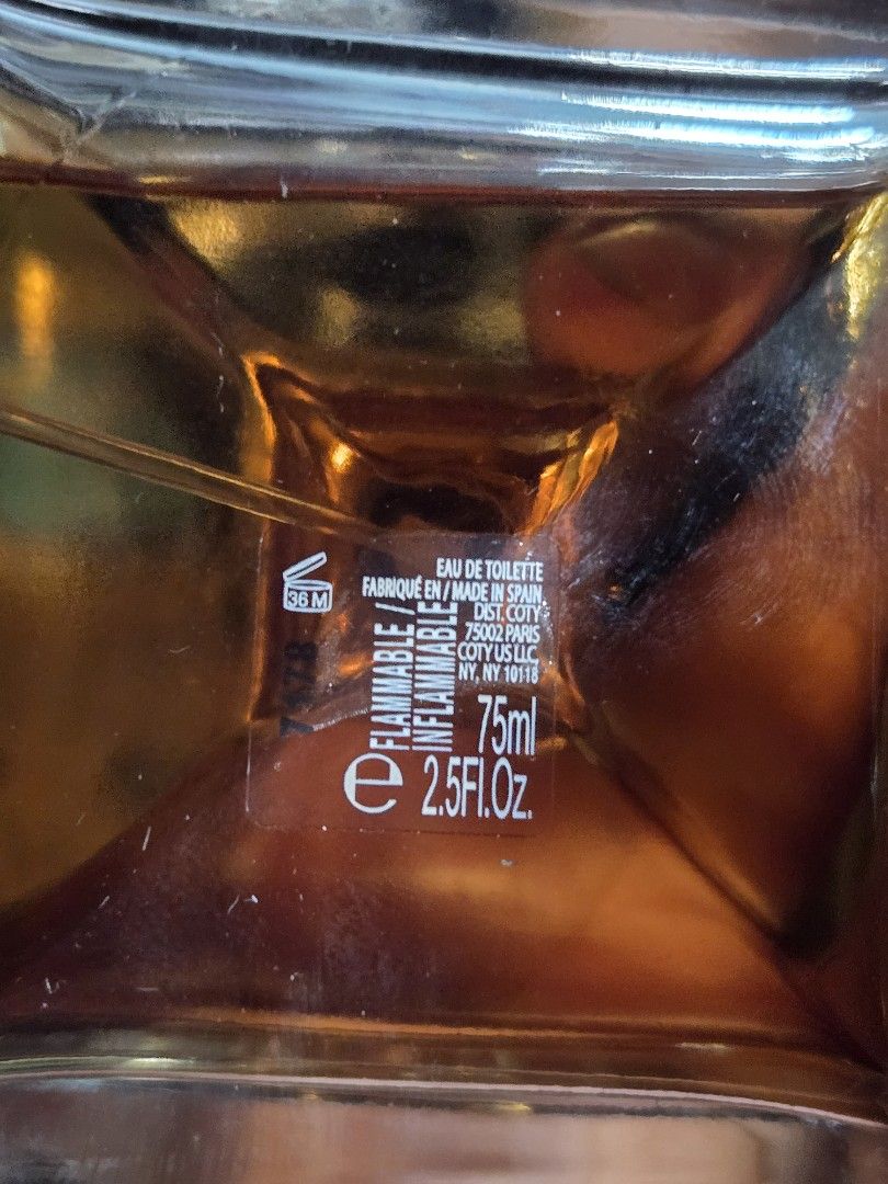Intimately Beckham Men Eau De Toilette 75ml (Category: Fragrance & Deodorants) located in Pasig City. Submitted by princesspow (Listing ID 1468764256, Image 2). Description: - Authentic David Beckham Intimately Men Eau de Toilette - Size: 75ml (Bottle is full, clear glass design) - Fragrance Profile: Woody and spicy everyday masculine scent - Made in Spain by Coty - Includes original black textured box (shows minor edge wear from storage).