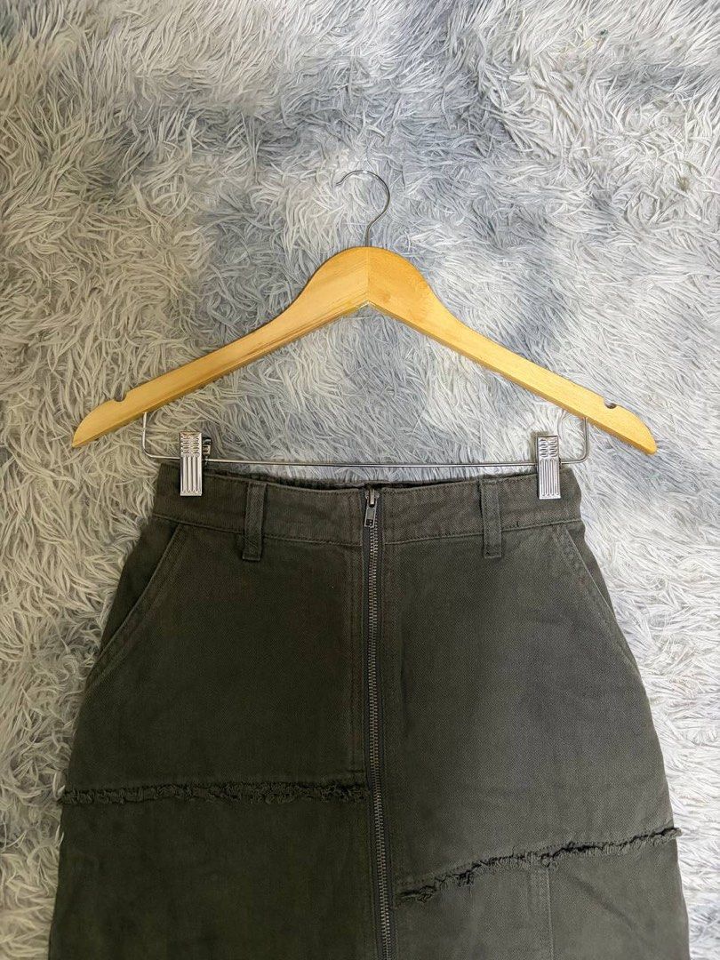 Intique Cotton Denim Patchwork Skirt (Category: Skirts) located in Batangas. Submitted by buy3get1freerandom (Listing ID 1468881188, Image 3). Description: Material: 100% cotton Waist : 25”-27” via tape measure Length: 34” via tape measure Condition: 9/10 Flaw/s: None ✅ Both side and back pockets ✅ Front slit 📌 FIRST TO PAY BASIS 📌 Please manage your expectations, as these are preloved items. 📌 No when worn photos Message me to get this item! 