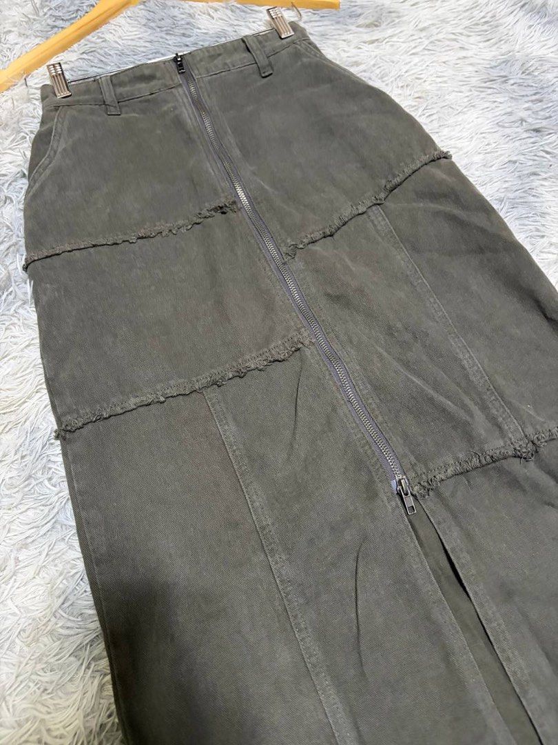 Intique Cotton Denim Patchwork Skirt (Category: Skirts) located in Batangas. Submitted by buy3get1freerandom (Listing ID 1468881188, Image 2). Description: Material: 100% cotton Waist : 25”-27” via tape measure Length: 34” via tape measure Condition: 9/10 Flaw/s: None ✅ Both side and back pockets ✅ Front slit 📌 FIRST TO PAY BASIS 📌 Please manage your expectations, as these are preloved items. 📌 No when worn photos Message me to get this item! 