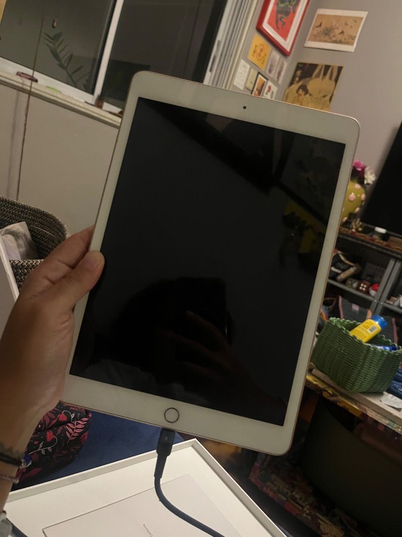 Ipad 32gb 8th gen (Category: iPad) located in Makati City. Submitted by byebyebuybuy (Listing ID 1468771350, Image 2). Description: Barely used, always with a case and tempered glass. No case, no charger, with box RFS: upgrading.