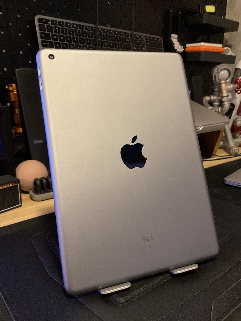 Ipad 6th Generation (Category: iPad) located in Taguig. Submitted by iguelthelion (Listing ID 1468868632, Image 2). Description: Selling pre owned iPad 6th Gen Silver 32GB No issues Clean screen No dead pixel Good speakers Wifi only Working camera & fingerprint sensor Good battery health Unit only No box & charger Location: Lake View Manors, Taguig.
