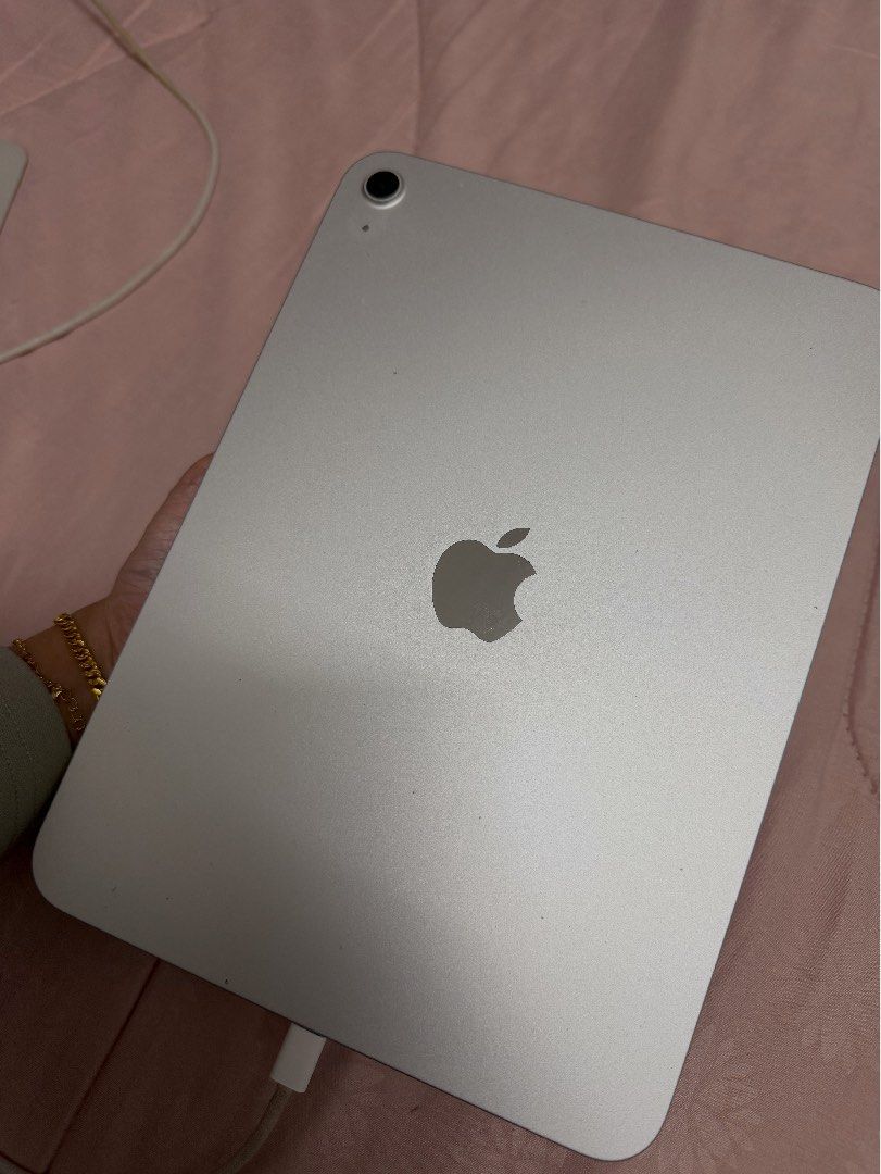 ipad a16 (Category: iPad) located in Kuala Lumpur. Submitted by ale8yy (Listing ID 1468809372, Image 2). Description: reason to letgo; jarang pakai , pakai untuk tengok movie je battery health 98% can slightly nego .