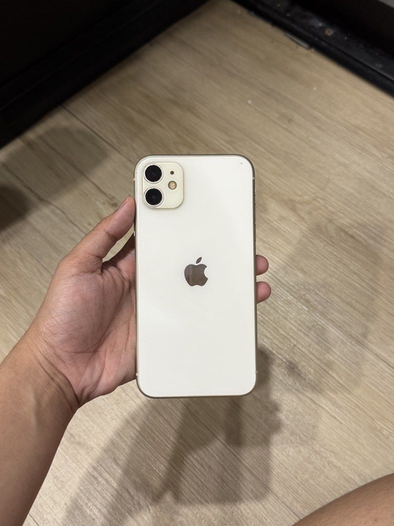 iphone 11 white (Category: iPhone 11 Series) located in Manila. Submitted by shei.fsyas (Listing ID 1468876277, Image 1). Description: iphone 11 white 64GB 74BH open line no history of repair unit only.