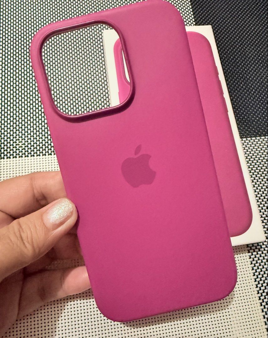 Iphone 16 Pro Silicon Case - Magsafe (Category: Cases & Sleeves) located in Paranaque City. Submitted by ceciliascollection (Listing ID 1468724321, Image 3). Description: Iphone 16 Pro Silicon Case - Magsafe ✔️Color: Fuchsia ✔️with box & paper bag ✔️Original Price ₱3,390.00 ✔️Authentic from Powermac Megamall 📌Hindi masyado nagamit as in parang bago pa RFS: upgrade .