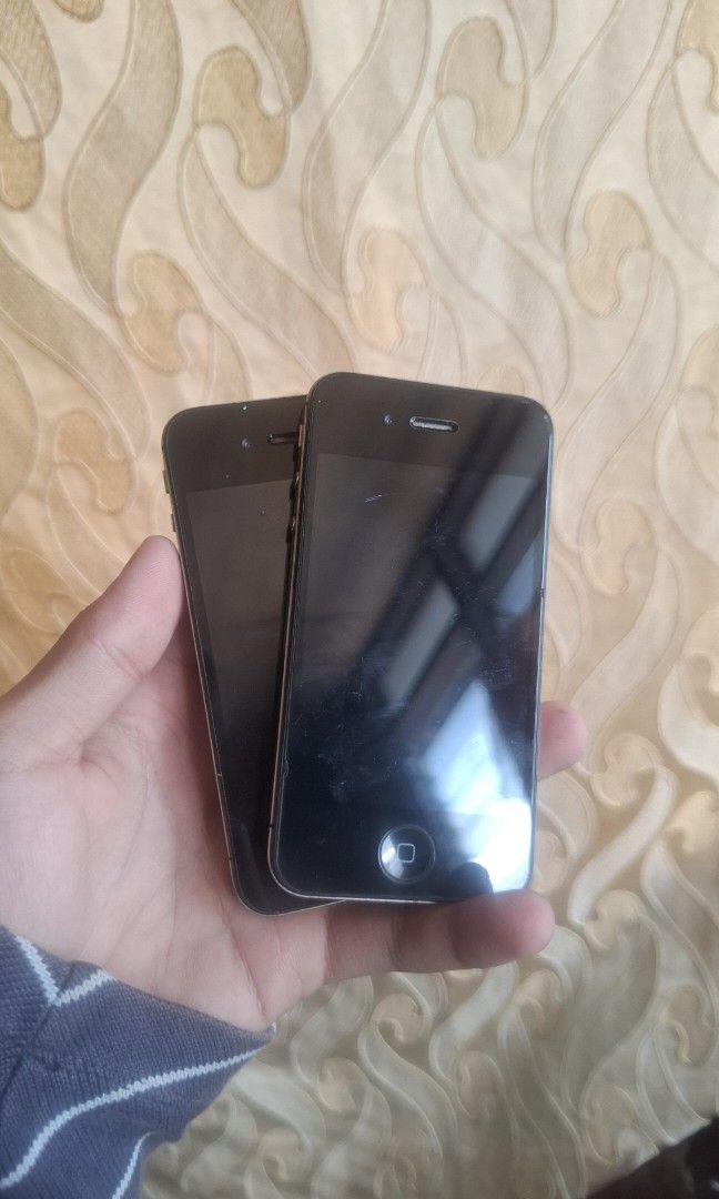 Iphone 4s for parts as is (Category: Others) located in Manila. Submitted by clevercat-a177 (Listing ID 1468740264, Image 2). Description: iphone 4s battery issue daw yung isa and idk on the other one.