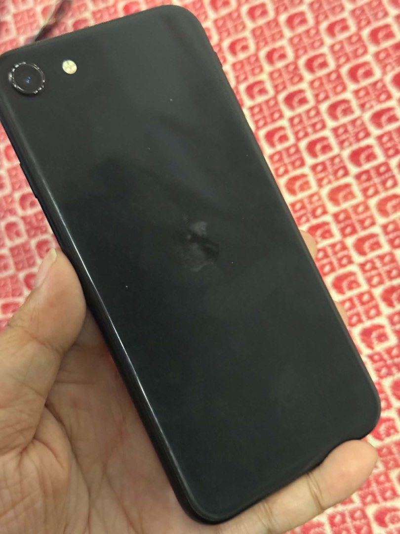 Rush iPhone SE 2020 2nd generation 128gb (Category: iPhone SE Series) located in Quezon City. Submitted by theclutter__ (Listing ID 1468735309, Image 2). Description: Touch id working True tone working No box 128gb Slight paint chips 74% battery health No inclusions, di na gumagana cord ko lol.