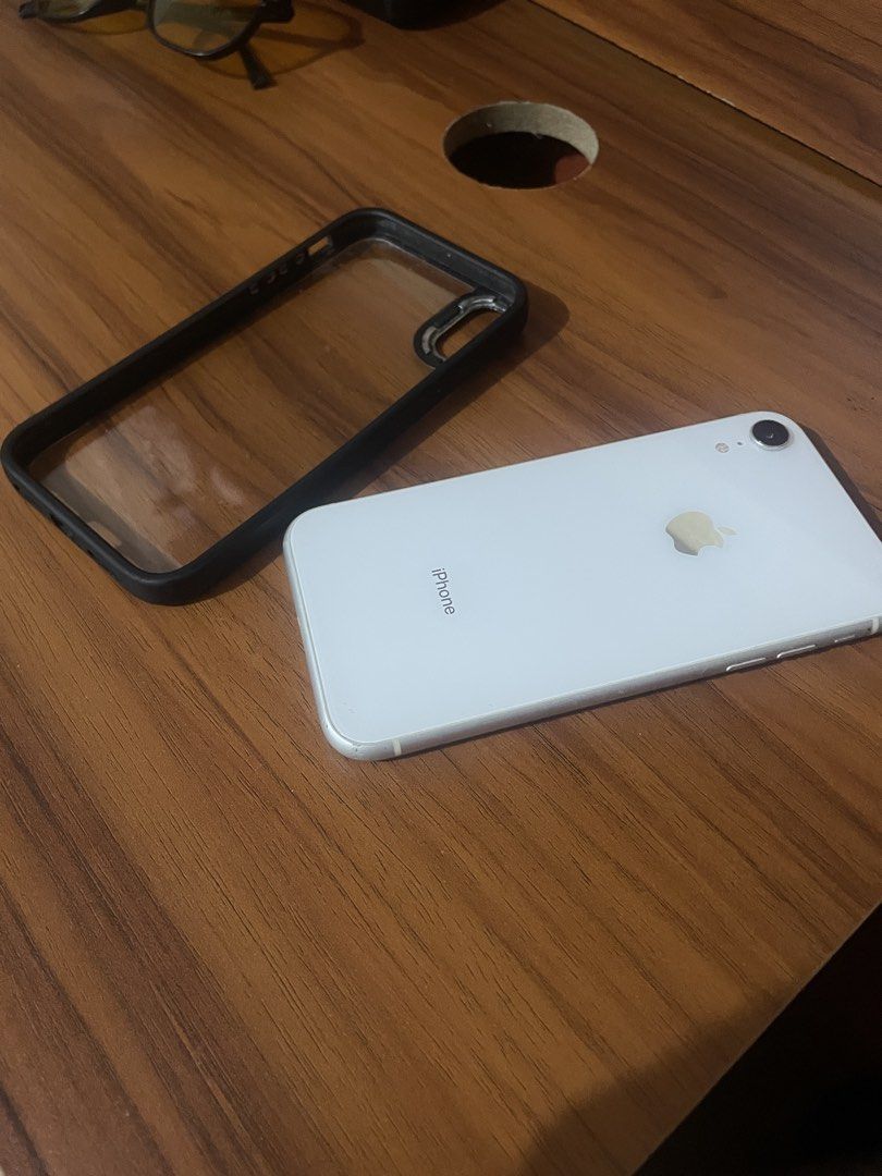 IPhone XR 128GB White (Category: iPhone X Series) located in Malolos. Submitted by ronc22 (Listing ID 1468800218, Image 2). Description: Iphone xr - Original PH variant -128gb -factory unlock any sim pwede -all working face id working -lcd replaced, good display no ghost touch -70% batt health orig battery Color White Inclusions: Box, Free Case Price negotiable if sure buyer.